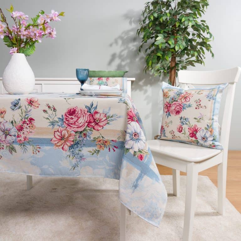 Staltiesė Gėlės, staltiese levanda ir gėles , zakardinio audimo staltiese, gobelenine staltiese, stalo dekoras, apsauga nuo karstu demiu.