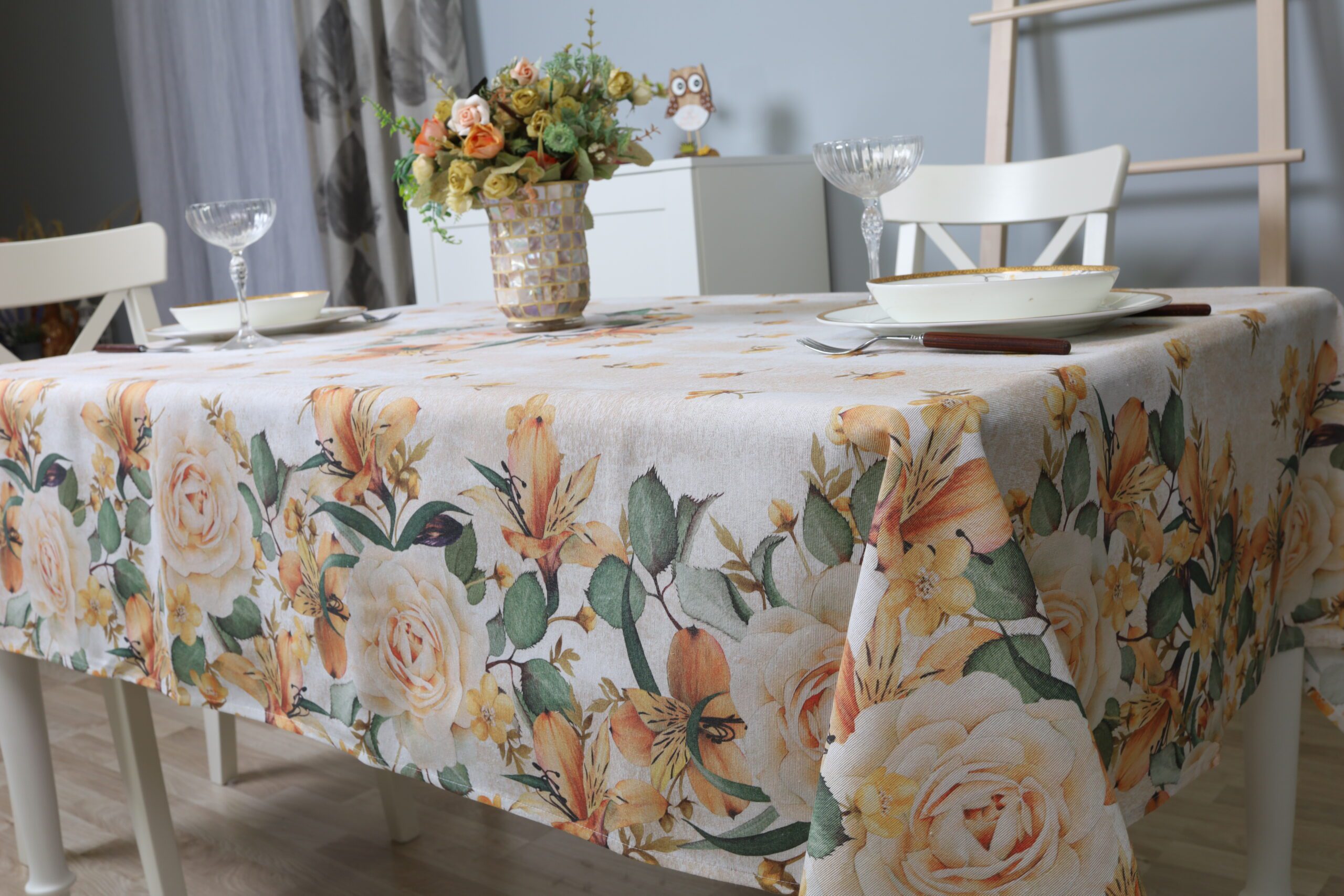 cotton tablecloth, floral tablechloth, medvilniė staltiesė, staltiesė su drugeliais, staltiesė su gėlėmis, Medvilninė staltiesė Rožės ir lelijos, šviesi staltiesė, staltiesė su gėlėmis