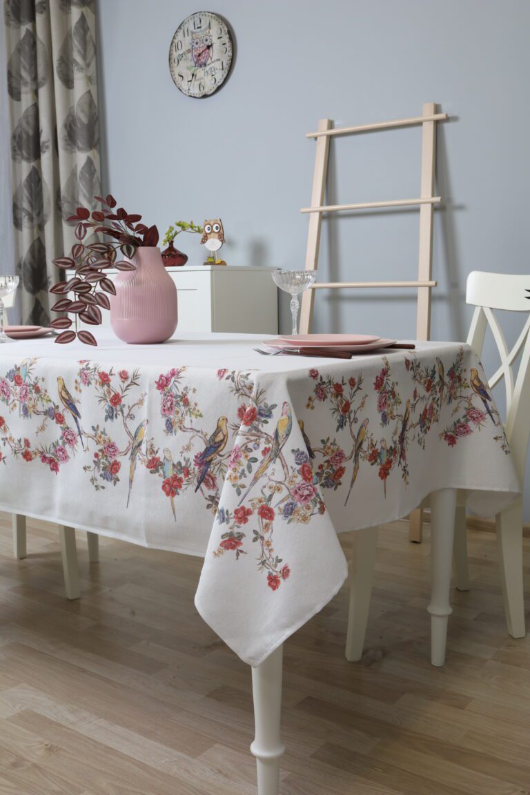 cotton tablecloth, floral tablechloth, medvilniė staltiesė, staltiesė su pauksčiais, staltiesė , Medvilninė staltiesė pauksčių rojus, mėlyna staltiesė, staltiesė su gėlėmis, šventinė staltiesė su papugomis,dovana mamai, dovana moteriai.
