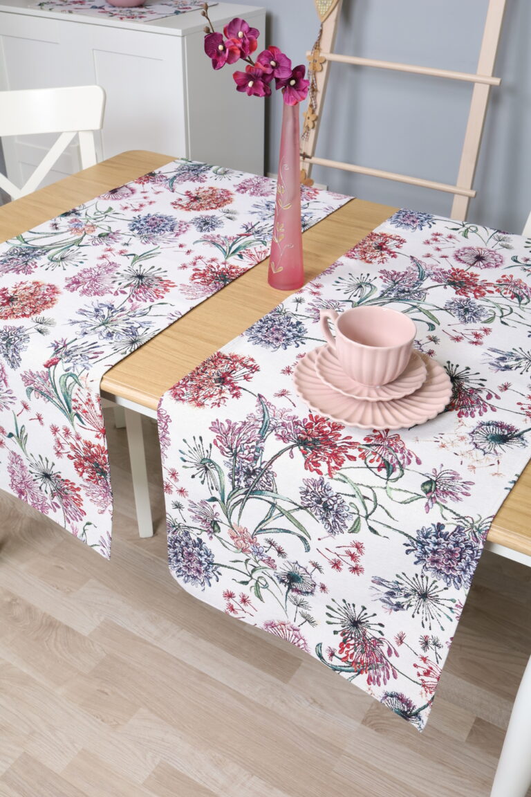 stalo takelis Pūkai, gobeleninis stalo takelis, stalo dekoras, namų dekoras su gėlėmis.