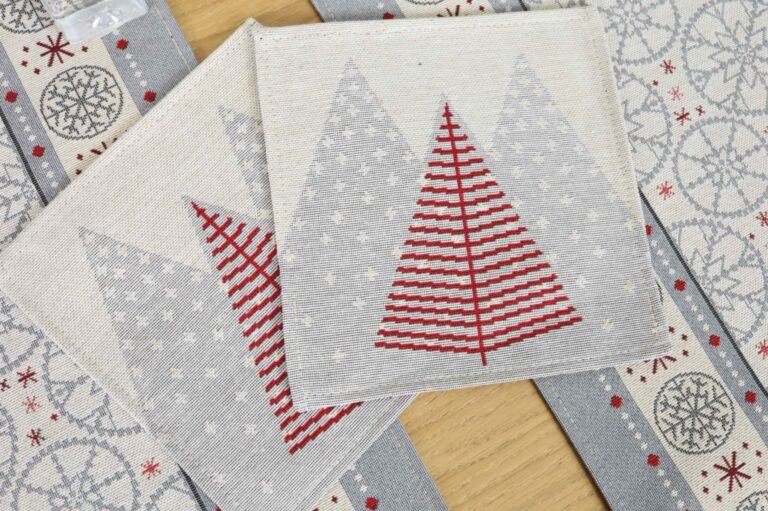 Servetele Raudonas Paslaptingas Miskas, gobeline stalo servetele, stalo dekoras, kaledinis stalo dekoras, sventinis stalo dekoras, Placemat Red Mysterious forest, Textile placemat, Christmas decor, Winter Holiday table decor