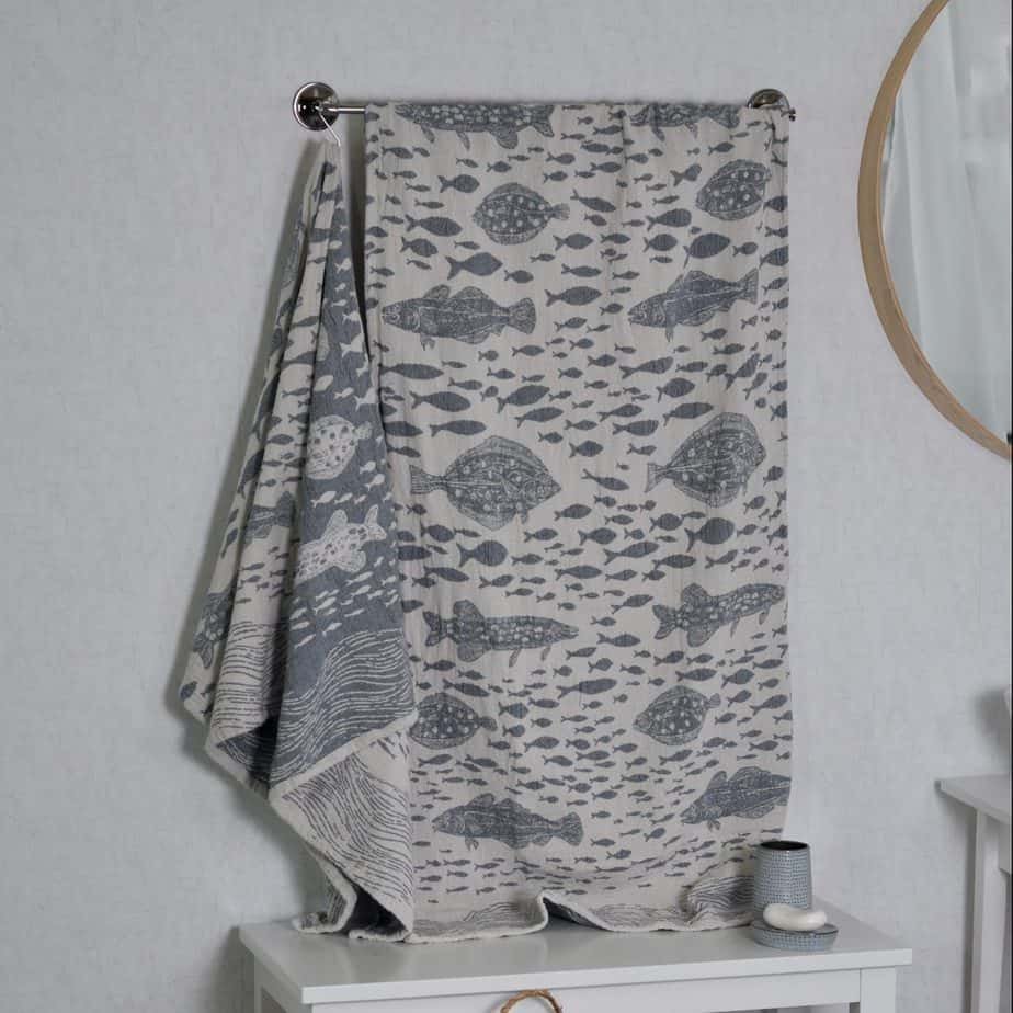 Line towel Fish