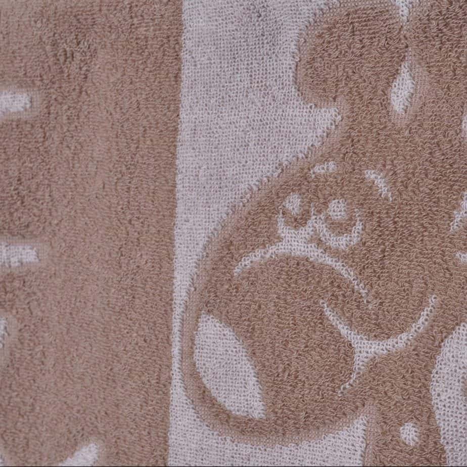 Children's bathroom towel in Giraffe - Image 4